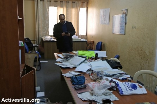 פואד חופאש, מנכ"ל מרכז אחראר, במשרדו אחרי הפשיטה הצבאית (אחמד אל-באז / אקטיבסטילס)