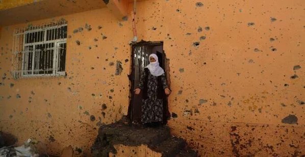אשה כורדית ברובע סור בפתח ביתה ההרוס  11.12.2015 (באדיבות צוות המדיה- HDP)