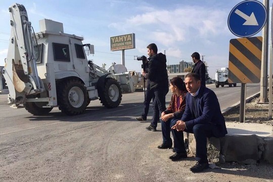 שני חברי פרלמנט מה- HDP שובתים רעב בכניסה לעיר נוסייבין שנמצאת תחת עוצר בכורדיסטן. (צילום באדיבות צוות המדיה של ה – HDP)