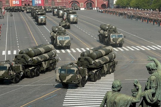 טילי s-400 מוצגים בכיכר האדומה, מצעד האחד במאי (Kremlin.ru)