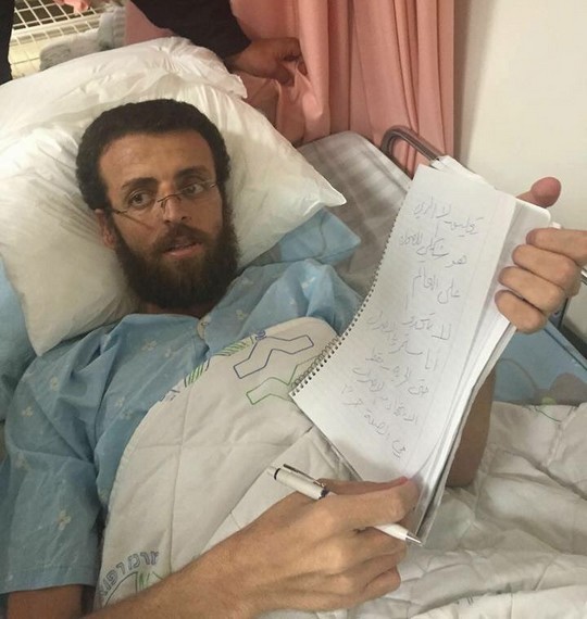 העיתונאי מחמד אלקיק בבית החולים ביום חמישי שעות ספורות לאחר החלטת בג"ץ "להקפיא" את מעצרו המנהלי, החלטה לא מספקת שהובילה להצהרה של אלקיק כי ימשיך בשביתתו עד שישוחרר (צילום: דוברות ח"כ אוסמה סעדי)