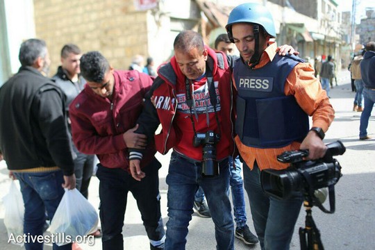 צלם עיתונות פלסטיני נפצע במהלך הפגנה בחברון לציון 22 שנים לטבח גולדשטיין במערת המכפלה. חברון, 20 בפברואר 2016. (אורן זיו/אקטיבסטילס)