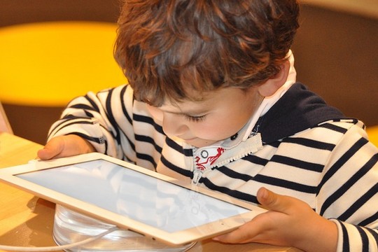 נטייה להפרעת קשב מעודדת התמכרות למדיה דיגיטלית אשר בתורה מעצימה את הפרעת הקשב. אילוסטרציה