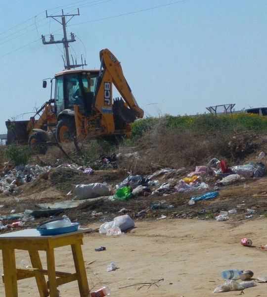 דחפור הורס את אזור המסעדות מחוץ לכלא חולות (חדשות מחולות)