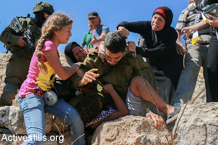 בנות משפחת תמימי מונעות את מעצרו של מוחמד תמימי, 12, במהלך ההפגנה השבועית נגד הכיבוש בכפר נבי סאלח, הגדה המערבית, 28 באוגוסט 2015.  (אקטיבסטילס)