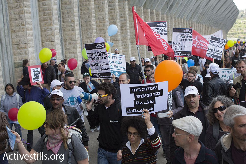 כ-500 מפגינות ומפגינים צעדו לרגל יום האשה בהפגנה משותפת פלסטינית-ישראלית במחסום המנהרות. 4 במרץ 2016. (אורן זיו/אקטיבסטילס)