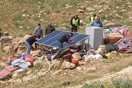 אנשי המנהל האזרחי מפרקים פאנלים סולאריים בג'ינבה, שטח אש 918, דרום הר חברון (נאסר נוואג'עה, בצלם)