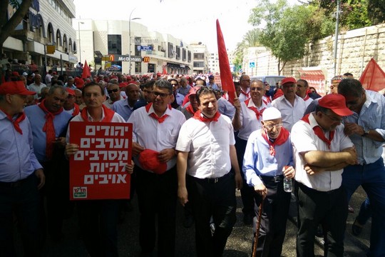 חברי הכנסת של חד"ש ויו"ר ועדת המעקב בצעדת יום הפועלים בנצרת (צילום: תקשורת הרשימה המשותפת)