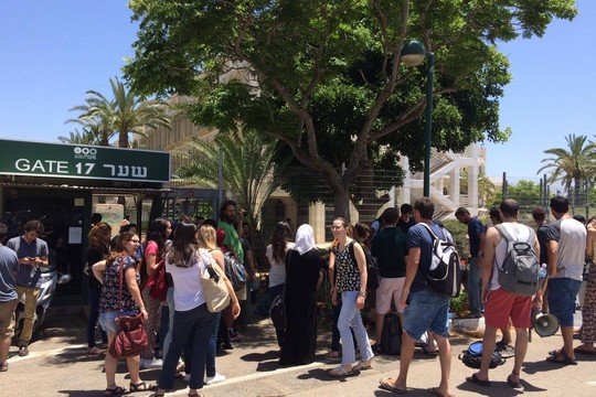 סטודנטים בשתילת המחאה בשער 17, אוניברסיטת תל אביב (נגה מרמור)