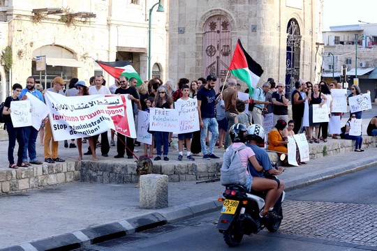 מפגינים בסולידריות עם המשוררת דארין טאטור. כיכר השעון, יפו, 25 ביוני 2016 (צילום: חיים שוורצנברג)