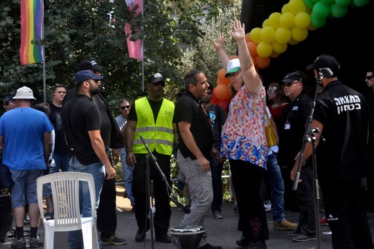 הסובלנות נגמרה עם מילת הביקורת הראשונה. לילך בן דוד מול מאבטחי העירייה במצעד הגאווה (צילום: יעקב סדן)