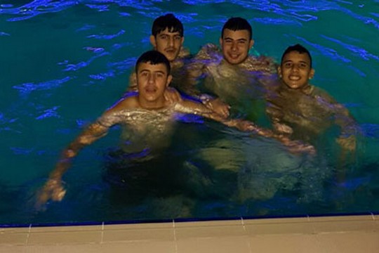 התמונה האחרונה. מחמוד בדראן וחבריו. נערים שיצאו לשחייה לילית בבריכה וסיימו את הערב מנוקבים מכדורים.