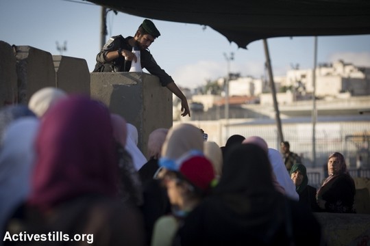 נשים פלסטיניות חוצות את מחסום קלנדיה בדרך לתפילת יום השישי הראשון של חודש הרמדאן. בניגוד לשנים קודמות השנה לא חלו מגבלות גיל על הנשים. 10 ביוני 2016 (אורן זיו/אקטיבסטילס)