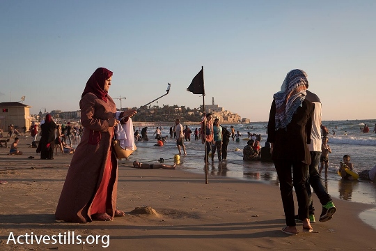 נשים פלסטיניות ממזרח ירושלים ומתוך ישראל בחוף יפו, עיד אל פיטר 2016 (אורן זיו / אקטיבסטילס)