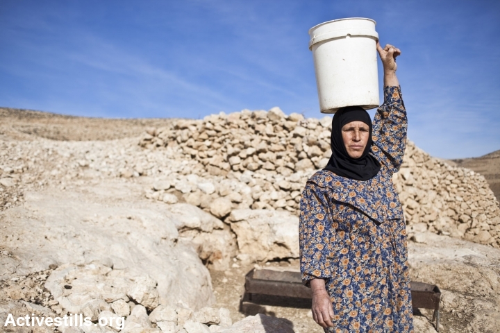 אישה פלסטינית עם דלי מים, דרום הר חברון, 2010 (אקטיבסטילס)