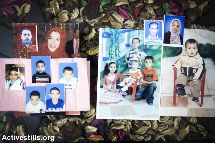 תמונות של 14 ההרוגים מבני משפחת אבו עאמר מוצגות בבני סוהילה, מזרחית לחאן יונס, 15 בנובמבר 2014. 16 מבני משפחת אבו עאמר נהרגו ב-29 ביולי 2014 במתקפה אווירית על בנין אל-דאלי בחאן יונס. בסך הכל נהרגו במתקפה זו 34 אנשים מחמש משפחות שונות. זאת היתה המתקפה הקטלנית ביותר על מבנה מגורים במהלך המלחמה. (אן פאק/אקטיבסטילס) 