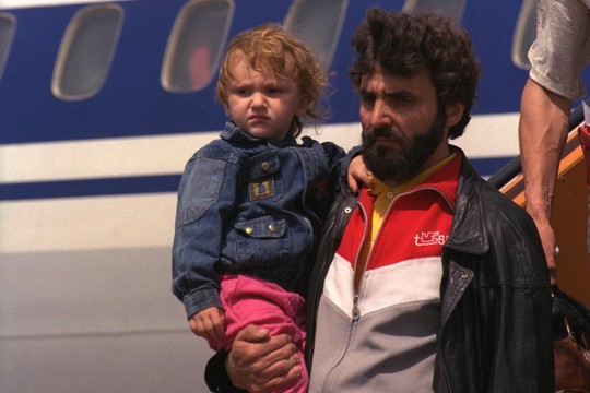 מהגרים מברה"מ לשעבר מגיעים לישראל, 1993 (אילוסטרציה: צביקה ישראלי, אוסף התצלומים הלאומי)