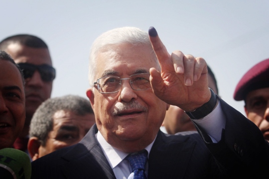 הנשיא הפלסטיני מחמוד עבאס מצביע בבחירות המקומיות בגדה המערבית, 2012 (עיסאם רימאווי / פלאש90)
