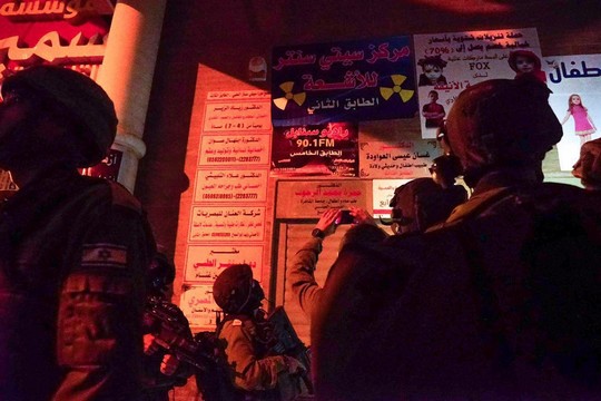 חיילים בפתח משרדי רדיו א-סנאבל בדורא (דובר צה"ל)