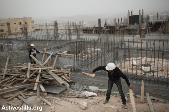 פועלים פלסטינים באתר בנייה ברמת שלמה (טלי מאייר / אקטיבסטילס)