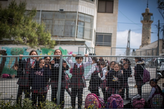 ילדים בדרך לבית ספר, שועפט, מזרח ירושלים (הדס פרוש / פלאש90)