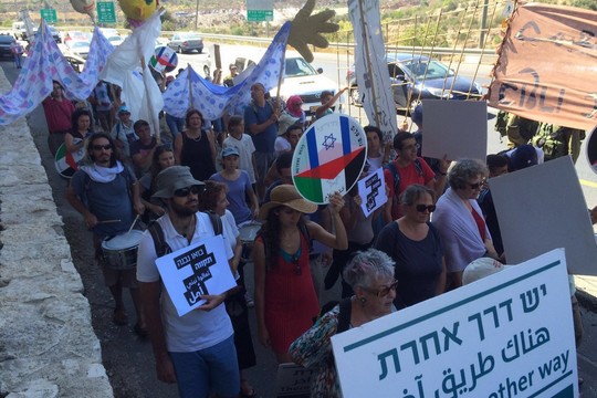 פלסטינים וישראלים בצעדת החופש לאורך כביש 60 (באדיבות לוחמים לשלום)