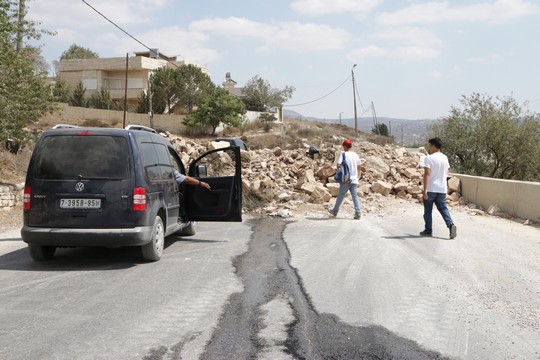 חסימת אבנים ואדמה בכניסה לכפר בורין, אזור שכם (אחמד אל-באז / אקטיבסטילס)