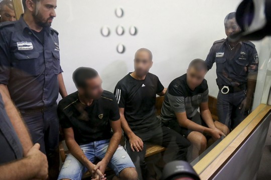 עצורים מפרשת לה פמיליה בבית המשפט המחוזי בתל אביב, אוגוסט 2016 (פלאש90)