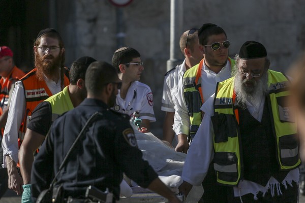 כוחות הצלה בזירת הדקירה ליד שער הפרחים, ירושלים. שוטר נפצעה קשה מאוד, שוטר נפצע בינוני, והתוקף נורה ונפצע קשה (יונתן סינדל / פלאש90)