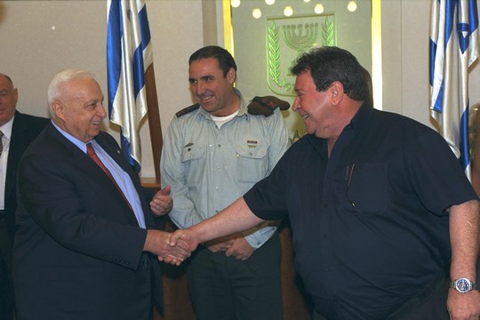 שר הבטחון פואד בן אליעזר וראש הממשלה אריאל שרון. יולי 2002 (אבי אוחיון/לע"מ)