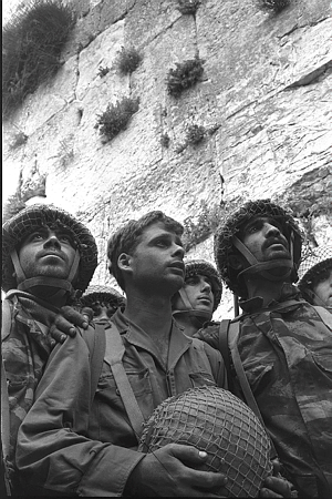 מזכיר לכם מישהו? (דוד רובינגר, אוסף התצלומים הלאומי)