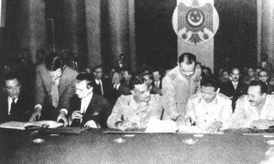 גמאל עבד אל-נאצר חותם על הסכם לנסיגת הבריטים בסוף מלחמת סיני, 1956