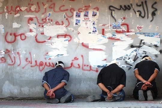 עצירים פלסטינים כפותים ליד קיר בסלפית, 2007 (אילוסטרציה: פלאש90)