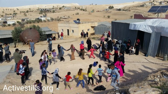 ילדים בכפר אום אל-חיראן חוגגים לאחר שהריסת הכפר נדחתה (קרן מנור / אקטיבסטילס)