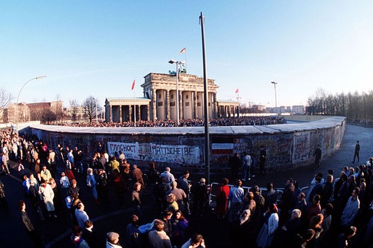 שער ברנדנבורג ולידו חומת ברלין, שבשלבי פירוק. דצמבר 1989 (משרד ההגנה האמריקאי)