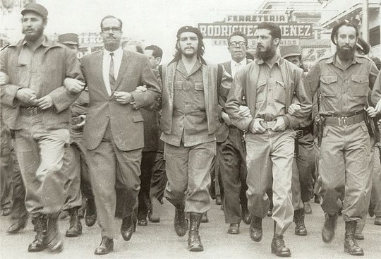 פידל קסטרו (שמאל) וצ'ה גווארה (באמצע) צועדים בהוואנה, 1960 (מוזיאון צ'ה גווארה)