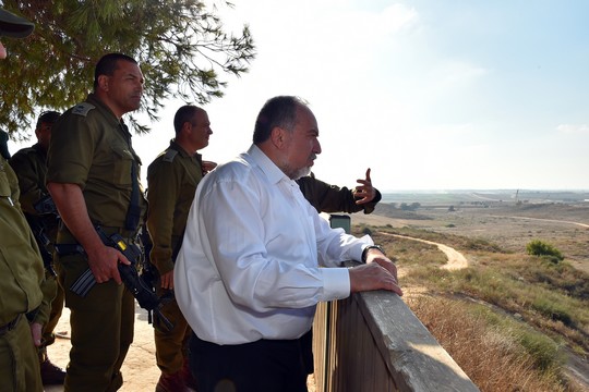 המקלות והגזרים של ליברמן. שר הביטחון בסיור בגבול עזה, יולי 2016 (אריאל חרמוני/משרד הביטחון)