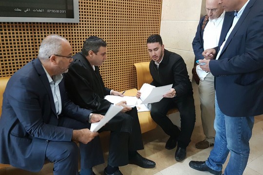 עורכי דינו של אנאס אבו דאעבס ואנשי הרשימה המשותפת מחוץ לדיון בבית המשפט באר שבע (צילום: דוברות הרשימה המשותפת)