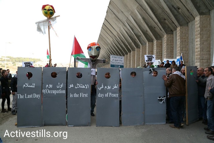 הפגנה משותפת במחסום המנהרות לציון שנה של מחאה לא אלימה (קרן מנור / אקטיבסטילס)