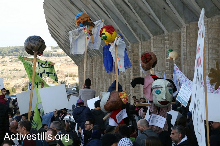 בובות מחאה של "לוחמים לשלום" במחאה נגד הכיבוש לאורך כביש 60 (קרן מנור / אקטיבסטילס)