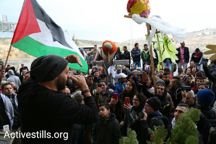 תאמר נפאר מול הקהל בהופעה לציון שנה של מחאה פלסטינית-ישראלית משותפת במחסום המנהרות (קרן מנור / אקטיבסטילס)