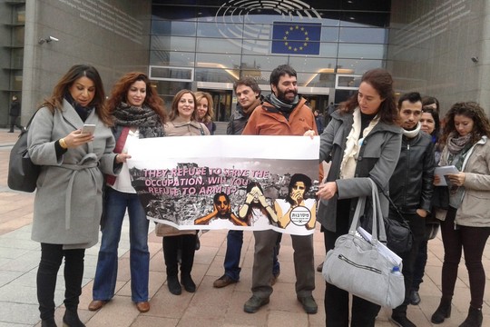 משמרת מחאה למען הסרבניות בפרלמנט האירופי, בריסל (תמונה באדיבות "מסרבות")