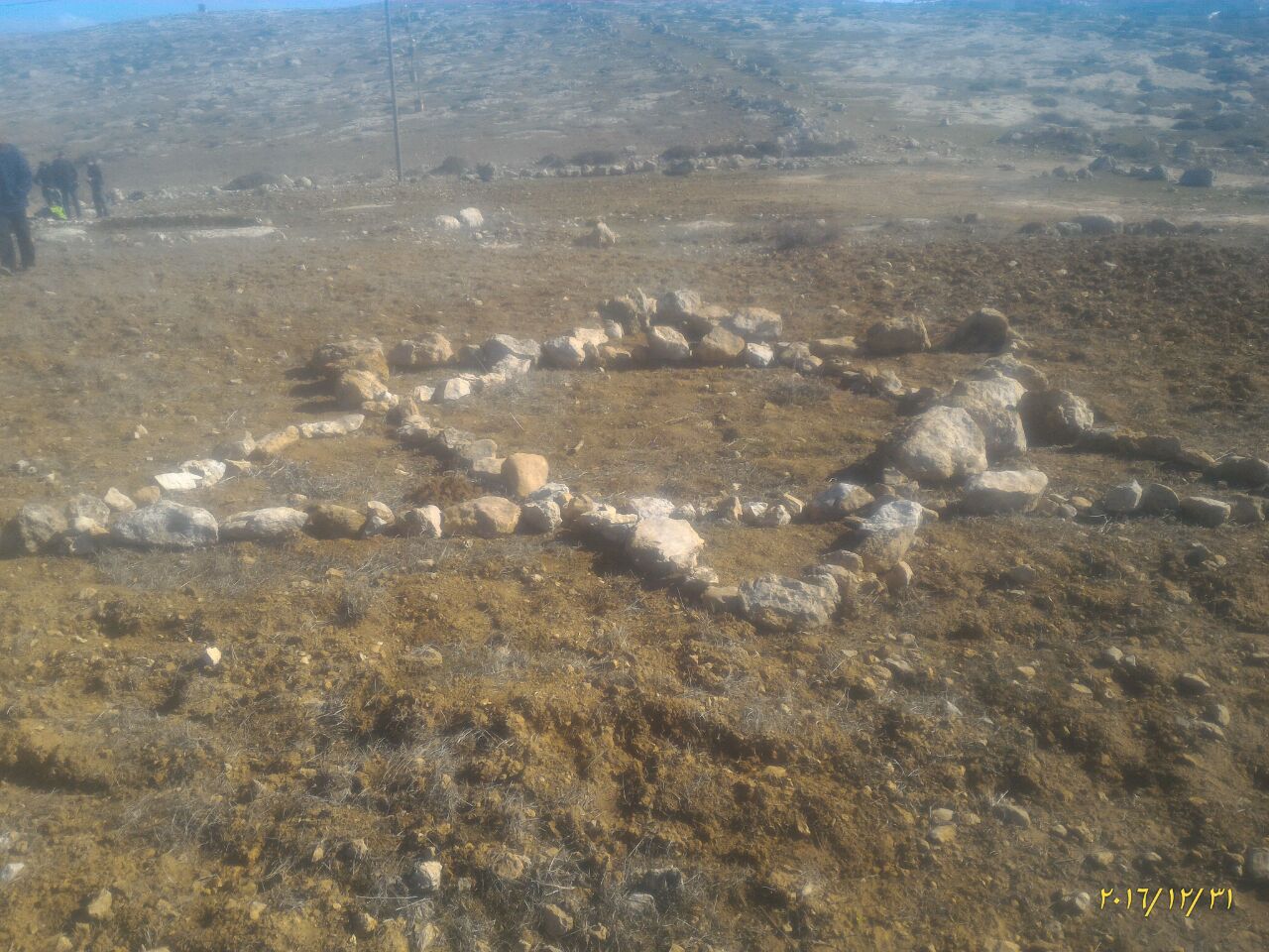 כתובת נאצה על אדמה חקלאית פלסטינית סמוך לישוב סוסיא (צילום: נאסרנוואג'עה, 'בצלם')