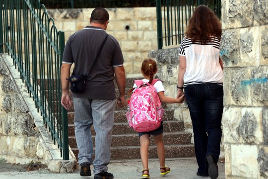 הורים וילדה בדרך לבית הספר. אילוסטרציה (יוסי זמיר/פלאש90)