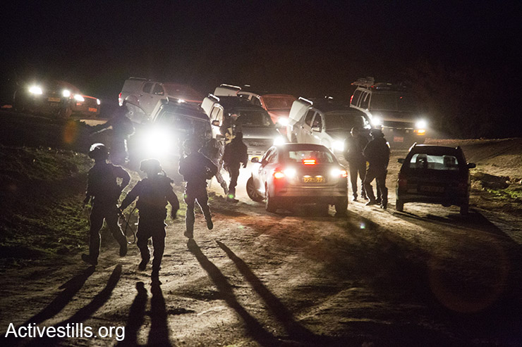 כוחות המשטרה פושטים על אום-אל חיראן, רביעי לפנות השחר (קרן מנור/אקטיבסטילס)