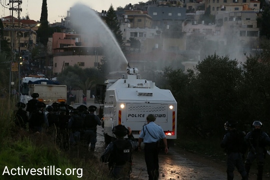 זרנוק משטרתי מתיז מי בואש מצחינים לעבר ההפגנה בערערה (קרן מנור / אקטיבסטילס)