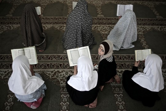 נערות לומדות בקוראן בעזה (אילוסטרציה: ויסאם נסאר / פלאש90)