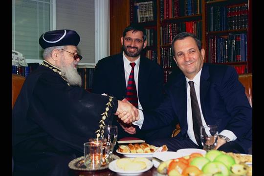לא מכשול לשלום. הרב עובדיה יוסף פוגש בביתו את ראש הממשלה דאז, אהוד ברק (צילום: לע"מ)