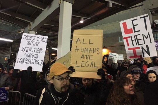 "כל בני האדם חוקיים". מפגינים בשדה התעופה JFK בניו יורק. (צילום:עדנה בונהום)