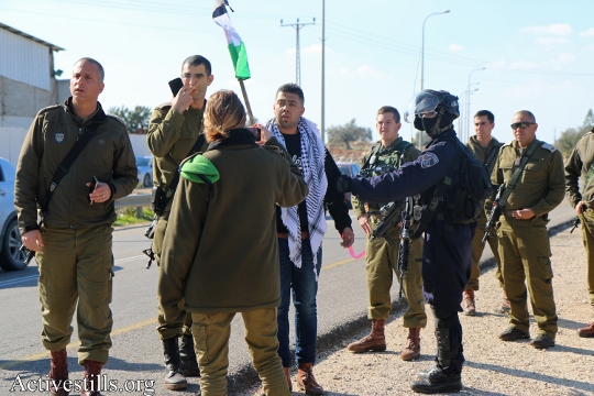 חיילים עוצרים את אחד המפגינים הפלסטינים נגד כביש עוקף נבי אליאס (אחמד אל-באז / אקטיבסטילס)